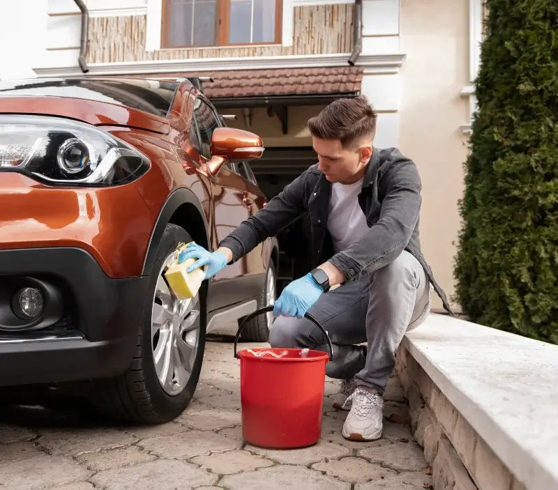 Lavage auto à domicile Merlevenez : professionnel intervenant sur un véhicule